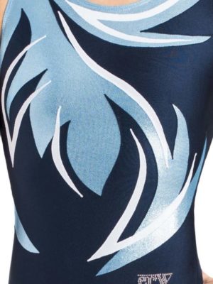 Wettkampfanzug in blau mit geometrischem Muster in hellblau und weiß