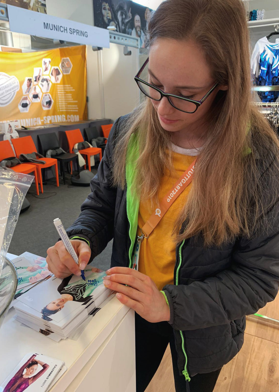 Turn Weltmeisterschaft 2019 in Stuttgart in Deutschland Verkaufstand von ERVY mit Sarah Voss