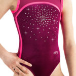 Gymnastikanzug in rot-pink, weichem Stoff, ärmellos und mit Strass vorne