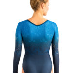 ERVY Turnanzug bedruckt, langarm mit schwarz-blau-Farbverlauf und Blumenmuster