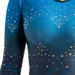 ERVY Turner Anzug im Printdesign, langarm, schwarz-blau-Ombre und Strass