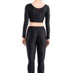 ERVY hüfttiefe Schlaghose in Schwarz für Tanz, Fitness, Yoga und mehr. Lange Hose mit langärmligem Crop Top in Schwarz.