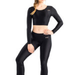 ERVY schwarze Schlaghose mit hüffttiefem Schnitt und langarm Oberteil bauchfrei mit Rundhals.